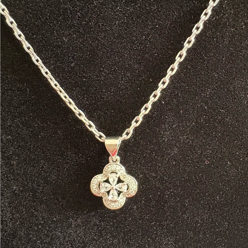 Elegant 18k Plated Silver Clover Pendant Necklace! Tarnish free and waterproof.